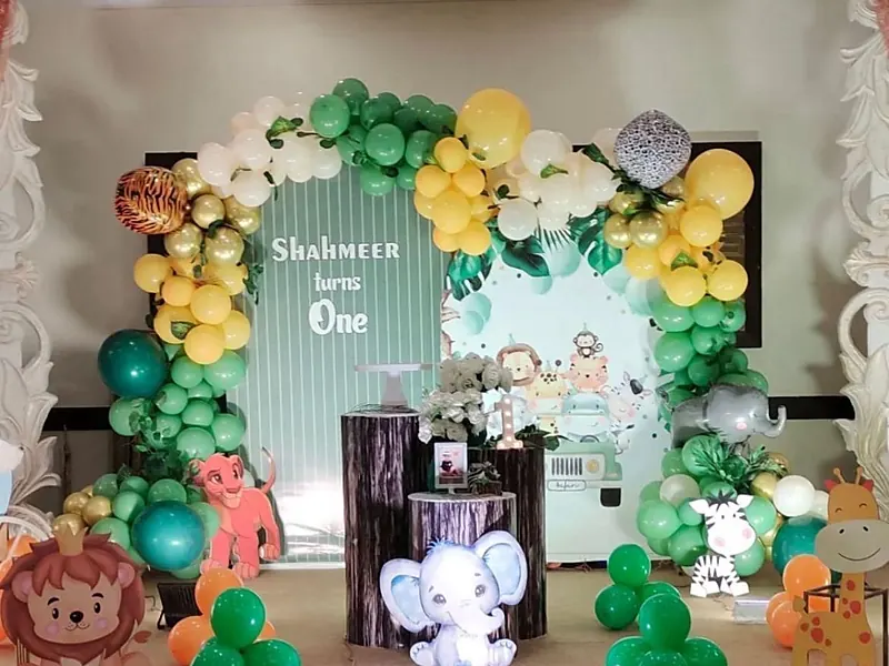 Jungle-theme balloon arch and cake table for a first birthday by Blackfire